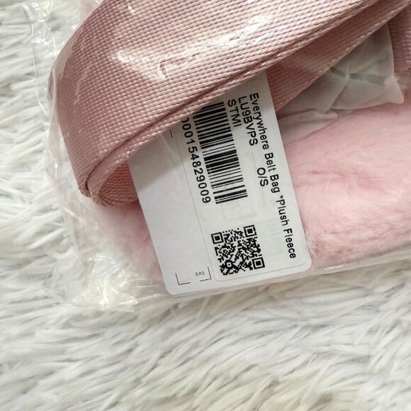 NWT Lululemon Everywhere Belt Bag Plush Fleece Strawberry Milkshake One SIze - Picture 6 of 6